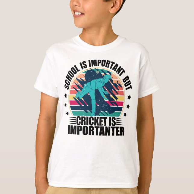 Skolan är viktig, men Cricket är viktigt T Shirt (Framsida)