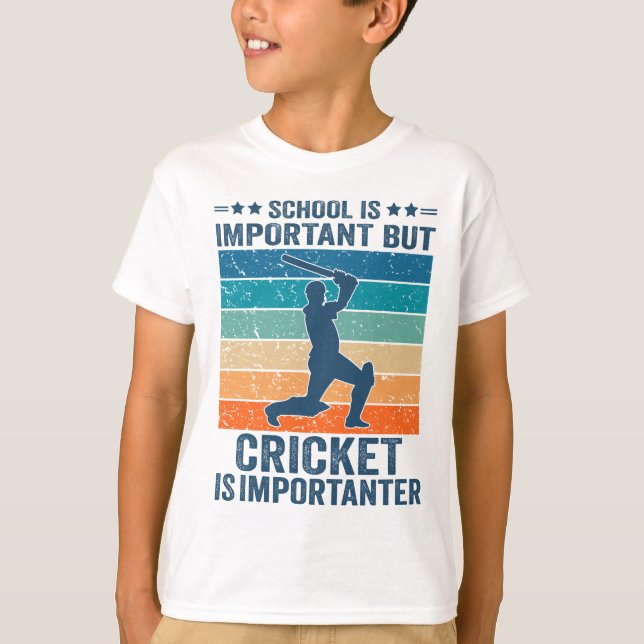 Skolan är viktig, men Cricket är viktigt T Shirt (Framsida)