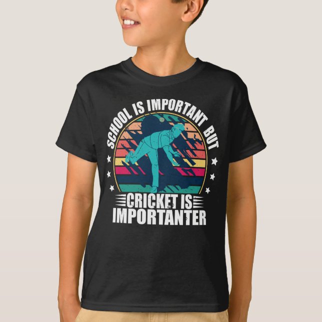 Skolan är viktig, men Cricket är viktigt T Shirt (Framsida)