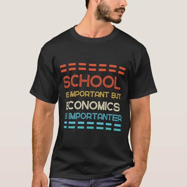 Skolan är viktig, men ekonomin är viktig t shirt (Framsida)