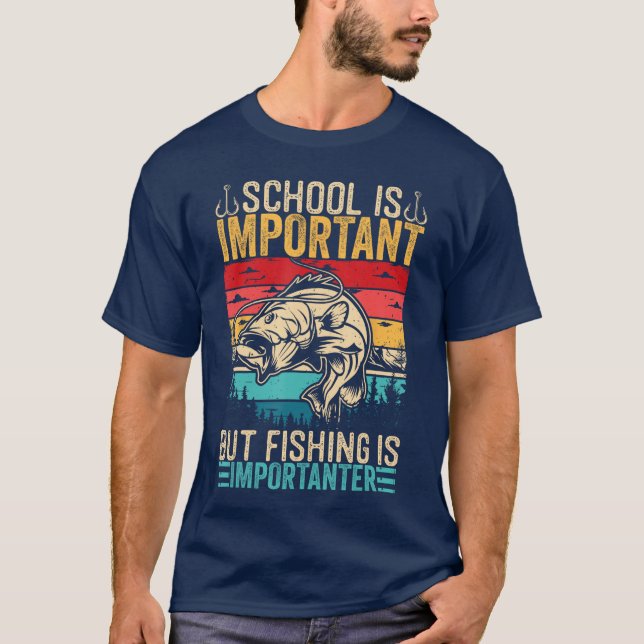 Skolan är viktig men fiske är Viktigare Fis T Shirt (Framsida)
