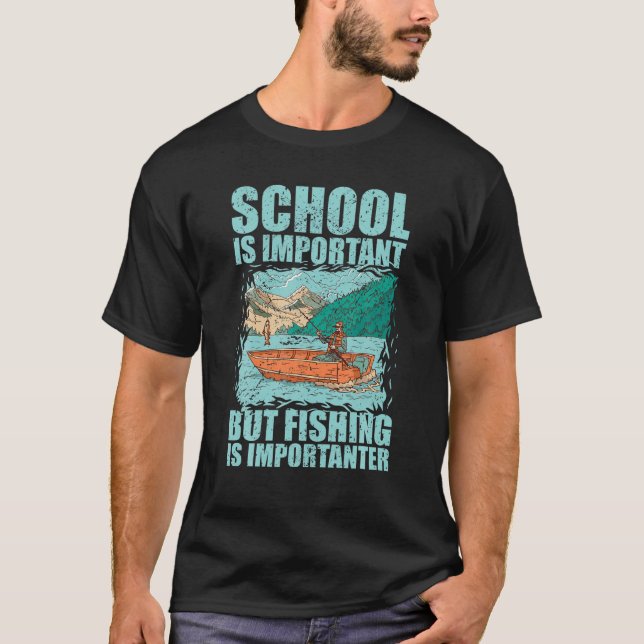 Skolan är viktig, men fisket är viktigt t shirt (Framsida)