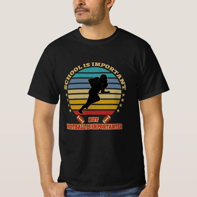 Skolan är viktig, men fotboll är viktigt t shirt (Framsida)