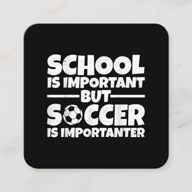 Skolan är viktig, men fotbollen är viktig. fyrkantigt visitkort (Framsida)