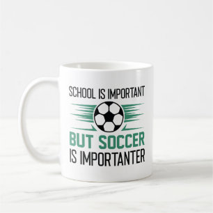 Skolan är viktig men fotbollen är viktig kaffemugg
