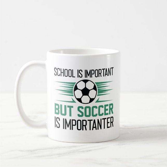 Skolan är viktig men fotbollen är viktig kaffemugg (Vänster)