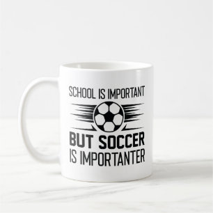 Skolan är viktig men fotbollen är viktig kaffemugg