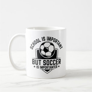 Skolan är viktig men fotbollen är viktig kaffemugg