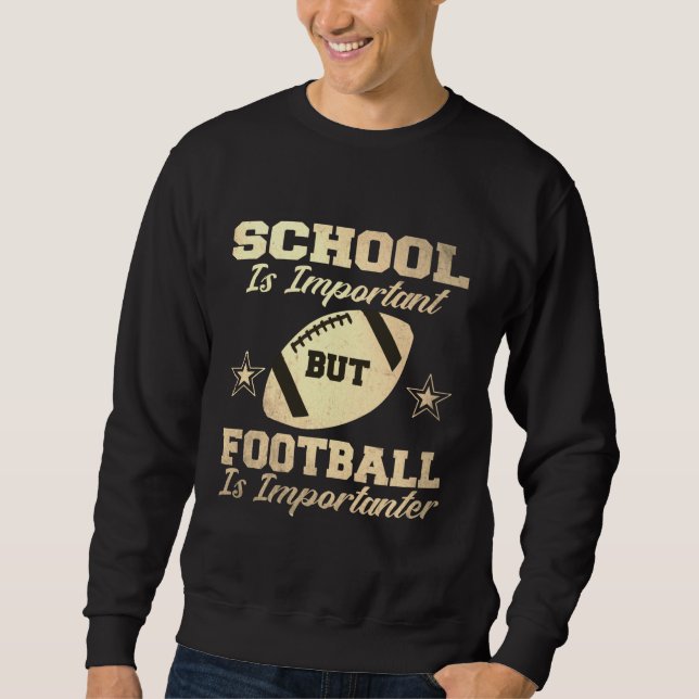 Skolan är viktig, men fotbollen är viktig lång ärmad tröja (Framsida)