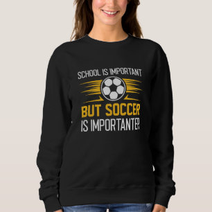 Skolan är viktig men fotbollen är viktig t shirt