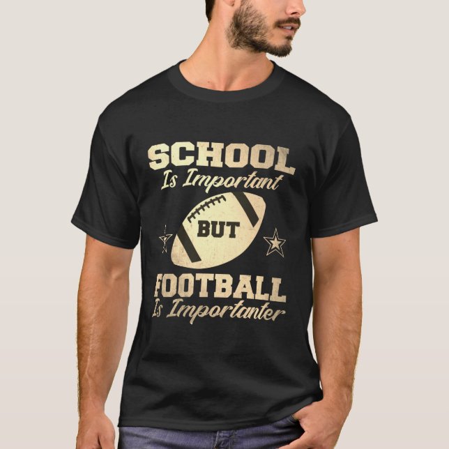 Skolan är viktig, men fotbollen är viktig t shirt (Framsida)