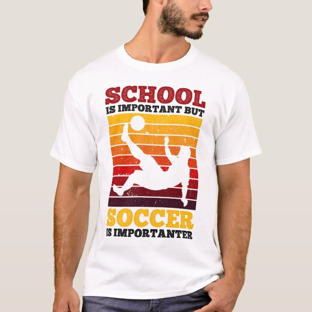 Skolan är viktig men fotbollen är viktig t shirt (Framsida)