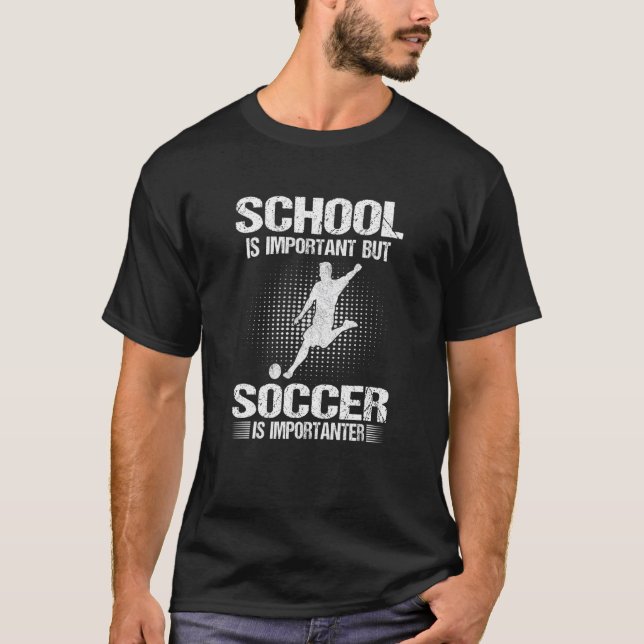Skolan är viktig men fotbollen är viktig t shirt (Framsida)