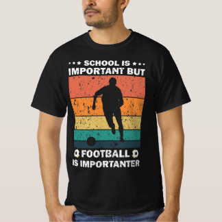 Skolan är viktig, men fotbollen är viktig t shirt