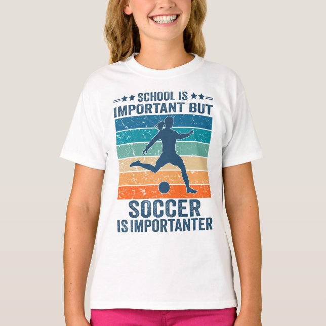 Skolan är viktig, men fotbollsflickan är viktig t shirt (Framsida)