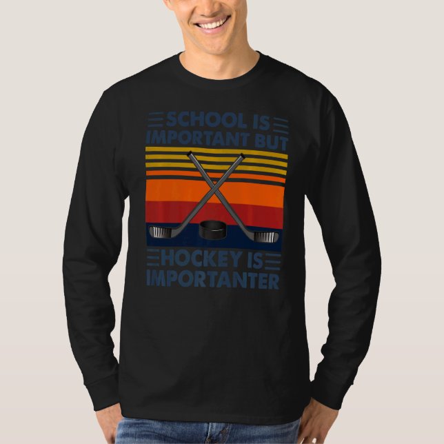 Skolan är viktig, men Hockey är Importanter T Shirt (Framsida)