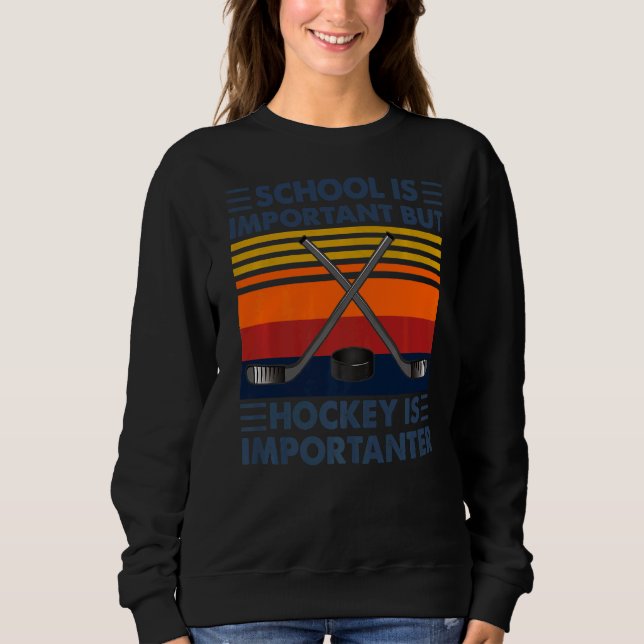 Skolan är viktig, men Hockey är Importanter T Shirt (Framsida)