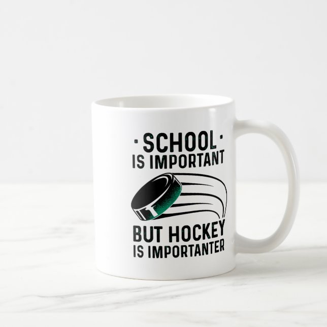 Skolan är viktig, men Hockey är viktig Ice Kaffemugg (Höger)