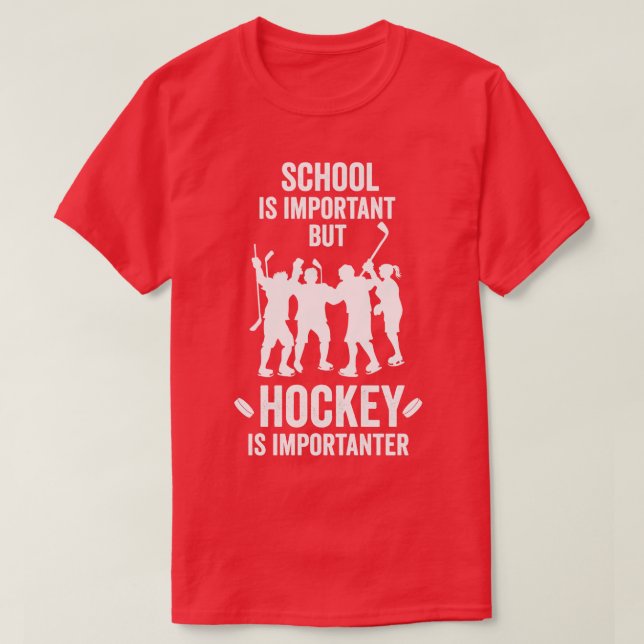 Skolan är viktig, men Hockey är viktig. T Shirt (Design framsida)