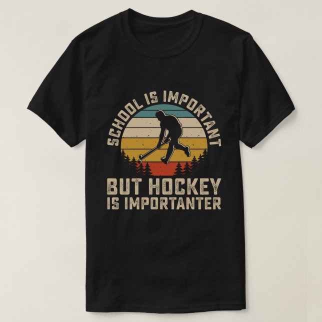 Skolan är viktig, men hockey är viktig t shirt (Design framsida)