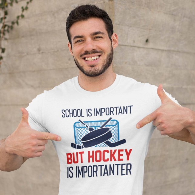 Skolan är viktig, men hockey är viktig t shirt (hockey shirt)
