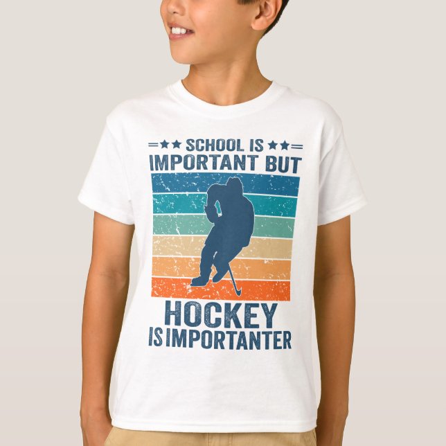 Skolan är viktig, men hockey är viktig t shirt (Framsida)