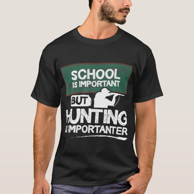 Skolan är viktig, men jakt är viktigt t shirt (Framsida)