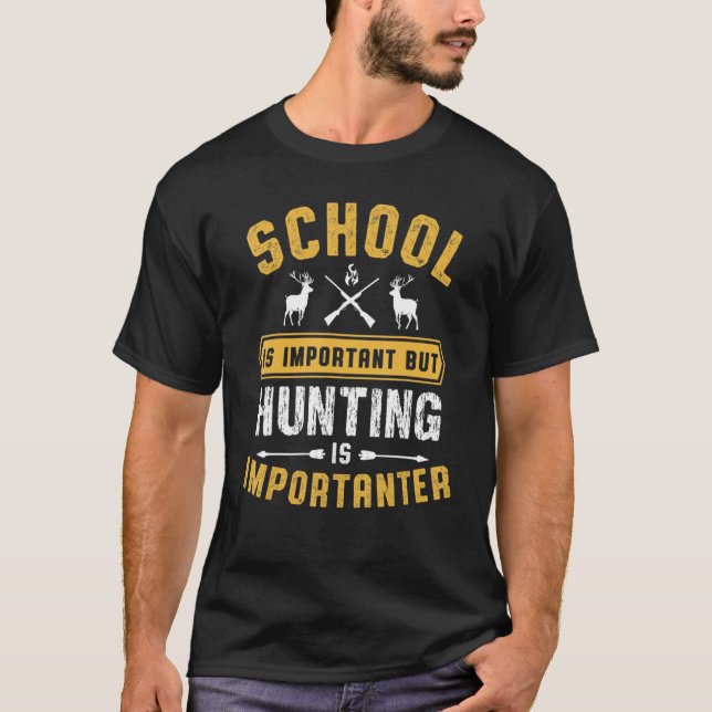 Skolan är viktig, men jakt är viktigt t shirt (Framsida)