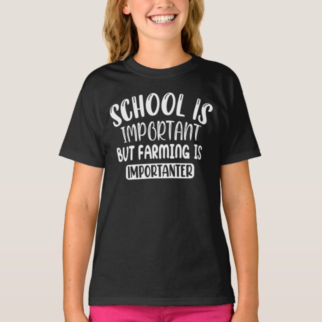 Skolan är viktig, men jordbruket är viktigt t shirt (Framsida)