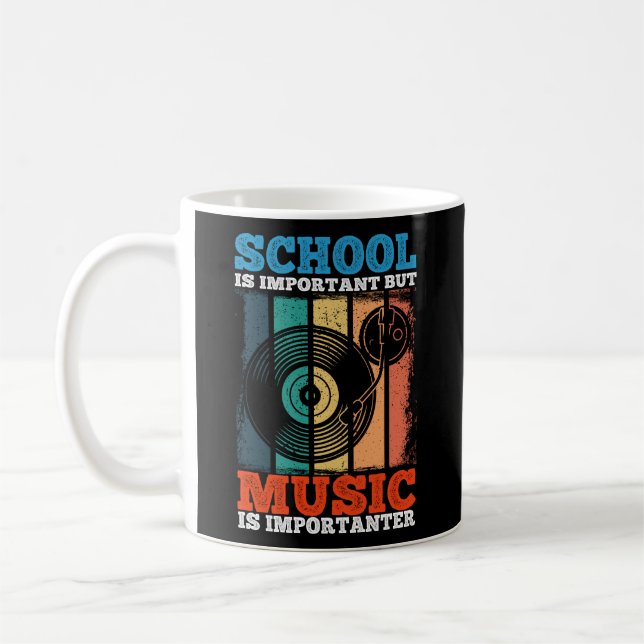 Skolan är viktig, men musiken är viktig vinyl kaffemugg (Vänster)