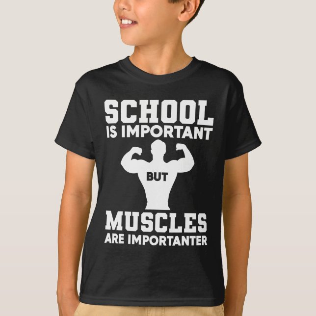 Skolan är viktig men musklerna är viktiga bo t shirt (Framsida)