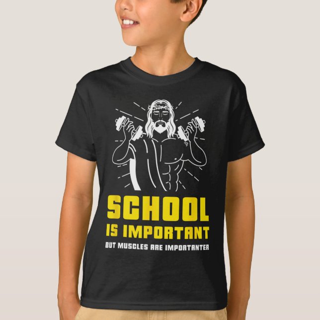 Skolan är viktig men musklerna är viktiga bo t shirt (Framsida)