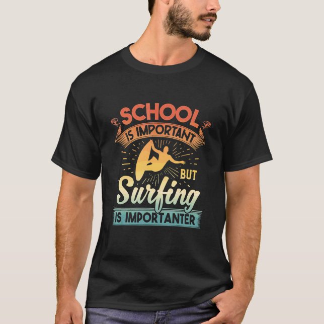 Skolan är viktig, men överlevnad är viktigt t shirt (Framsida)