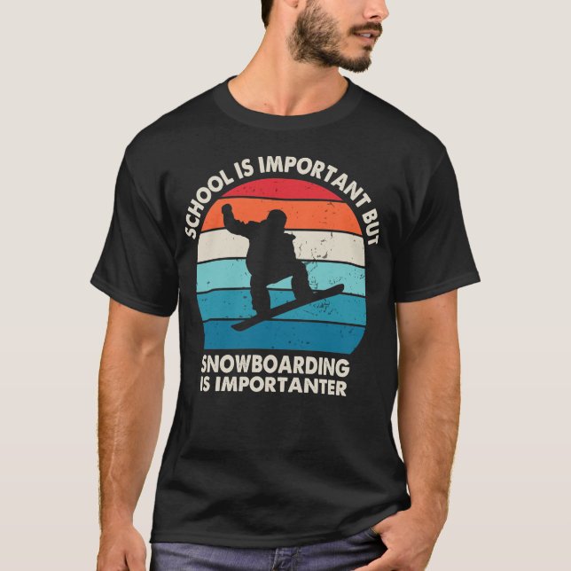 Skolan är viktig men snowboard är viktigt t shirt (Framsida)