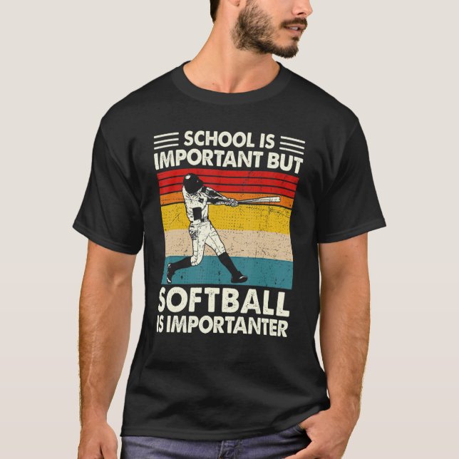 Skolan är viktig, men softball är viktigt. re t shirt (Framsida)