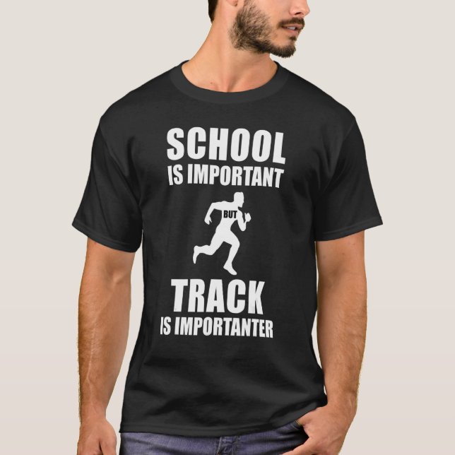 Skolan är viktig, men Spår är viktigt T Shirt (Framsida)