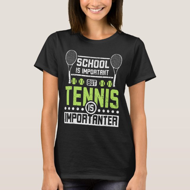 Skolan är viktig, men tennis är viktig t shirt (Framsida)