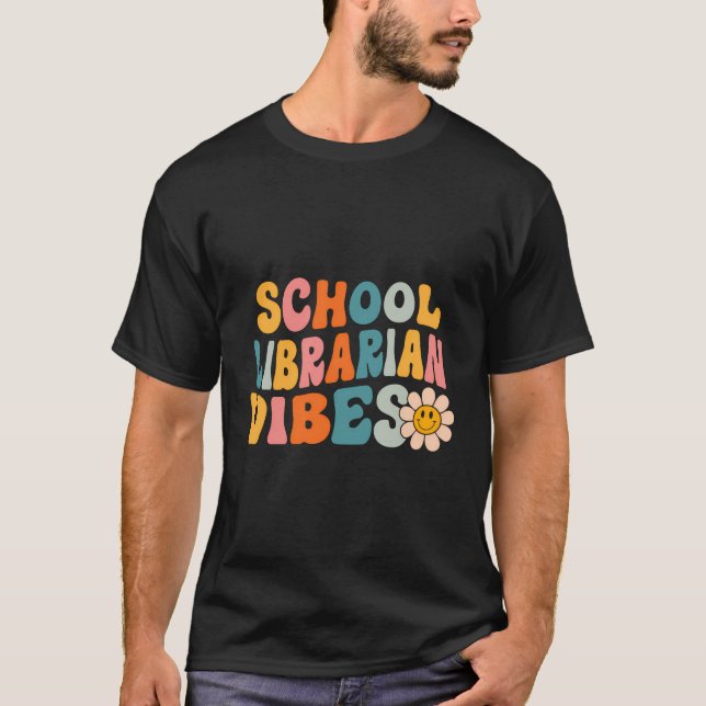 Skolbiblioteket Vibes första dag i skolan Retro L T Shirt (Framsida)