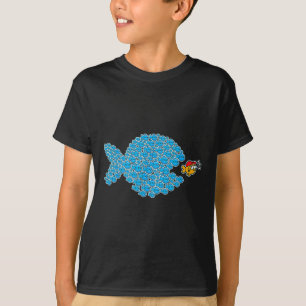 Skolblåa fiskar som ska få Orange fisk i rött T Shirt
