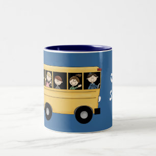 Skolbuss med chauffören & barnanpassademuggen Två-Tonad mugg