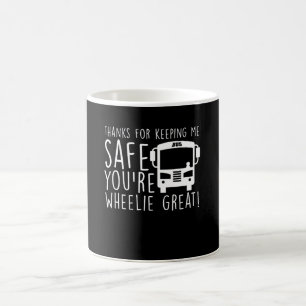 Skolbusschaufför som håller den säkra wheelien kaffemugg