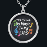 Skollärare Musik till min Öron Anpassningsbar Silverpläterat Halsband<br><div class="desc">Anpassningsbarnas skoldesign för en lärare med coola citat. Du kan anpassa "Lära" för alla yrken genom att klicka på "Anpassa" medan resten av de fet ljusa mönstren är inställda. Lägg till er egen ockupation att ni kärlek gör den unik eller beställ den som den är.</div>