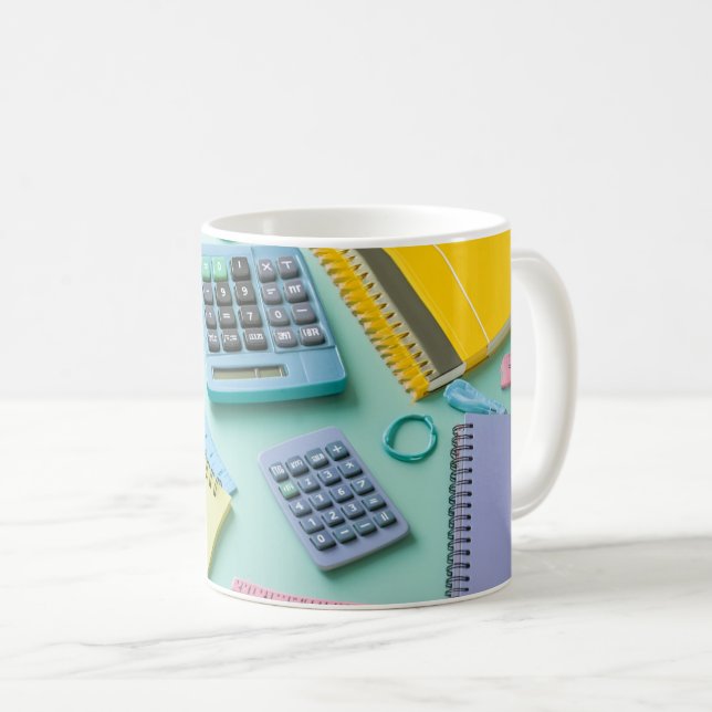 Skolmaterialssatsen innehåller pastellfärgade  kaffemugg (Framsida höger)