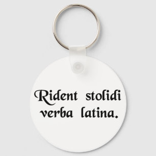 Skolorna skrattar åt det latinska språket. nyckelring