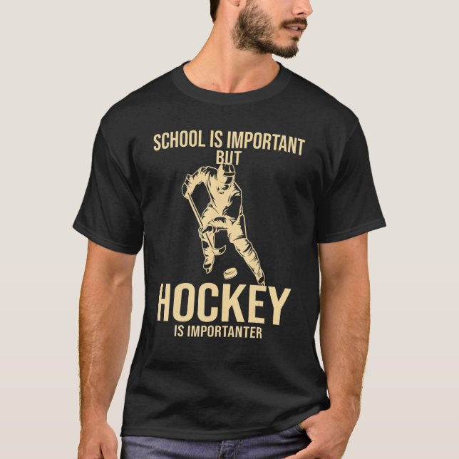 Skolviktig Hockey Importanter Hockey Player T Shirt (Framsida)
