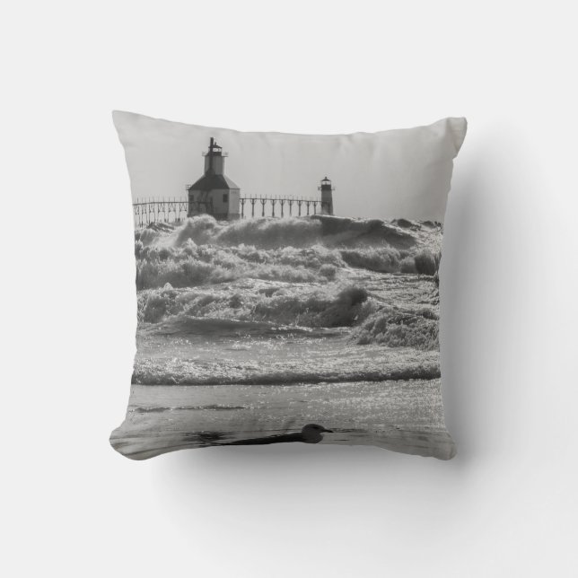 Skönhet Och Kraft Gråskala Kudde (Framsida)