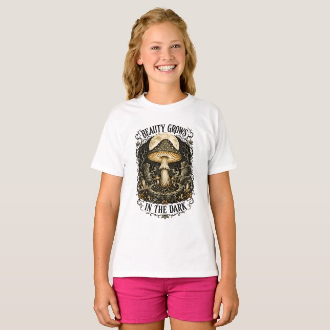 Skönhet växer i den gamla svampen t shirt (Hel framsida)