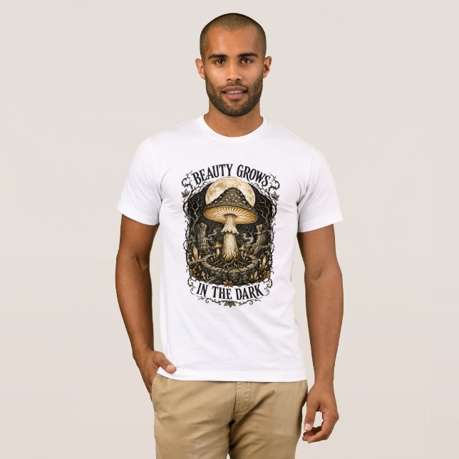 Skönhet växer i den gamla svampen t shirt (Hel framsida)