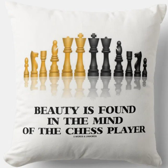 Skönheten finns i schackspelarens minne kudde (Showcase your wry chess player side with this chess saying throw pillow)