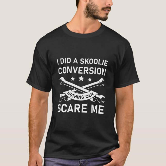 Skoolie Conversion - Gult School Buss T Shirt (Framsida)